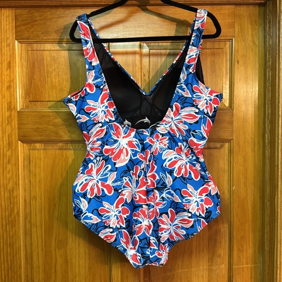 Plus size 22W Plus Dolfin Aquashape one piece swimsuit - EUC SIZE 20 gorgeous - Picture 3 of 7